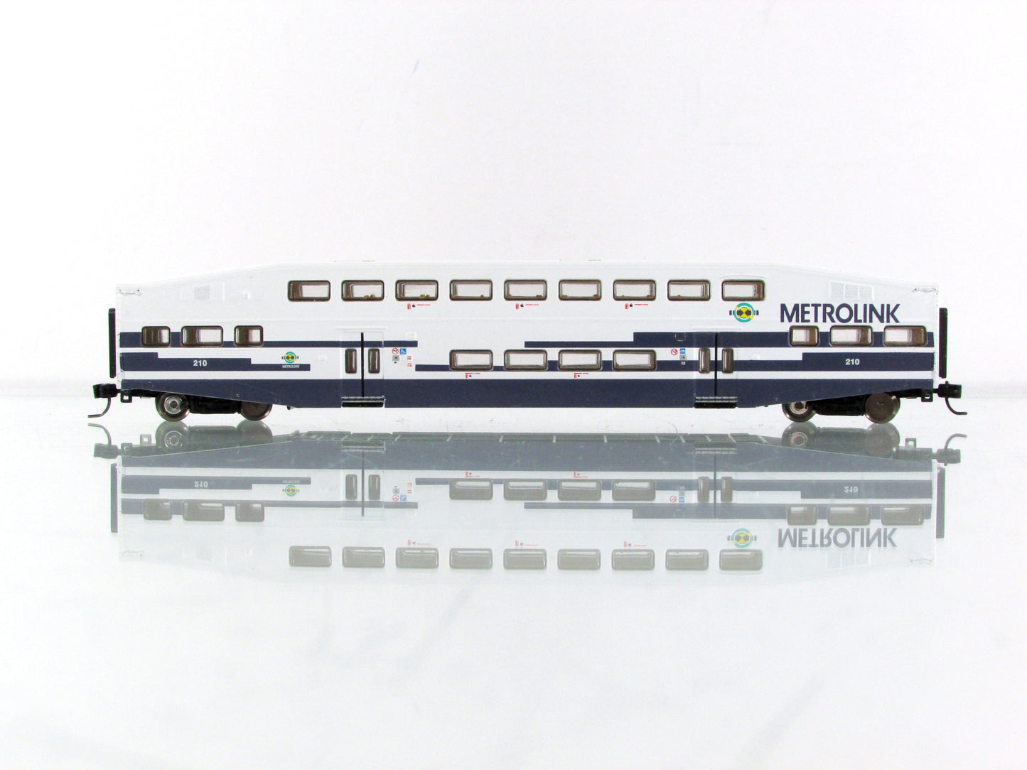 N Scale ***METROLINK*** Bi-Level Bombardier Coach #210 - Athearn 10178 **RARE