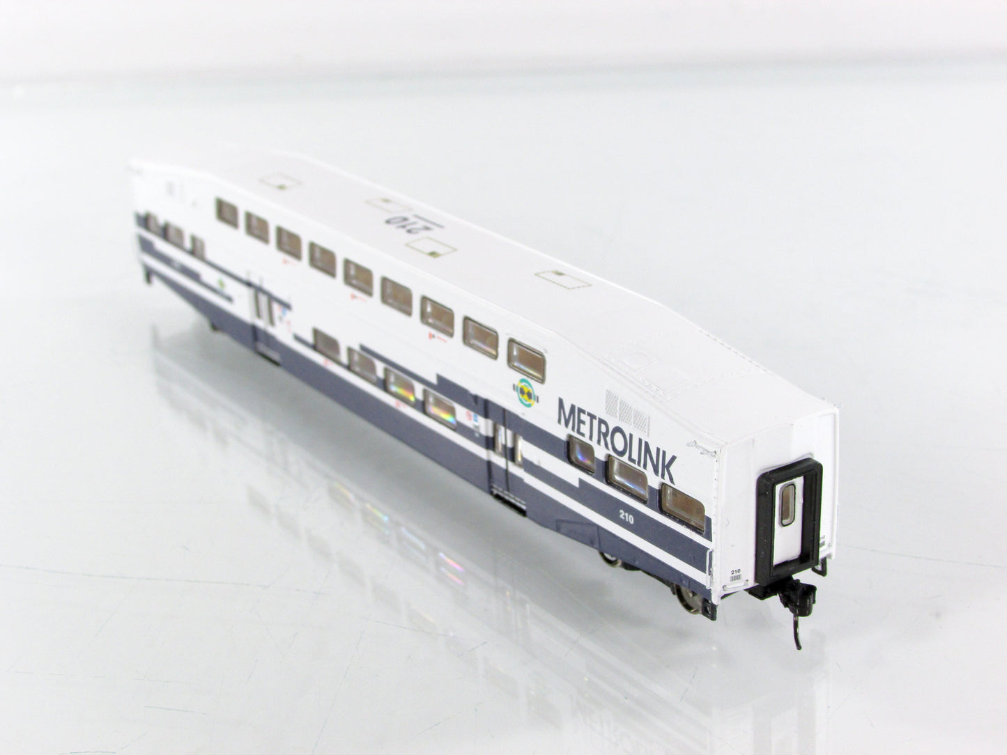 N Scale ***METROLINK*** Bi-Level Bombardier Coach #210 - Athearn 10178 **RARE