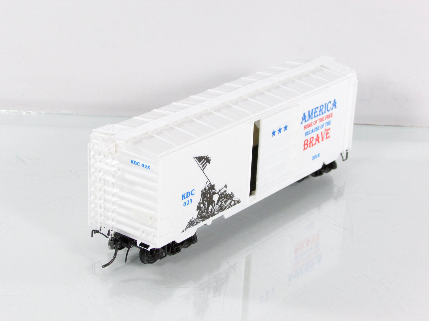 HO Scale ***AMERICA, HOME of the FREE, BRAVE*** Box Car - Kadee Special 6923