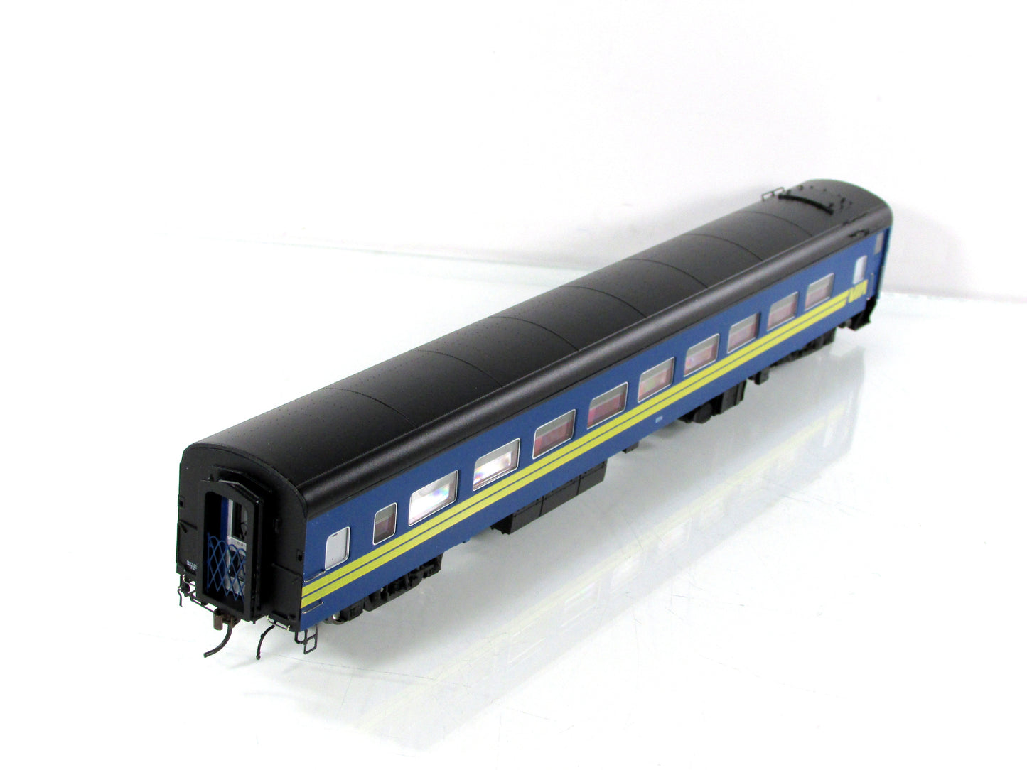 HO Scale ***VIA RAIL CANADA*** Passenger Coach #5514 --- Rapido 100006, Lighted