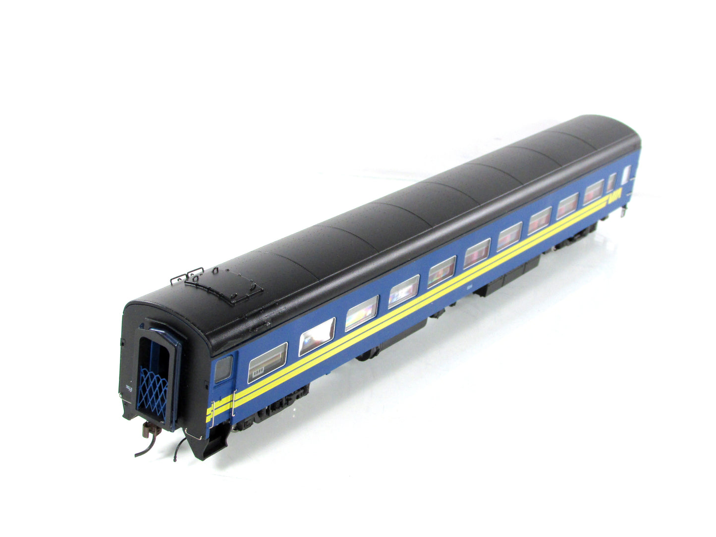 HO Scale ***VIA RAIL CANADA*** Passenger Coach #5514 --- Rapido 100006, Lighted
