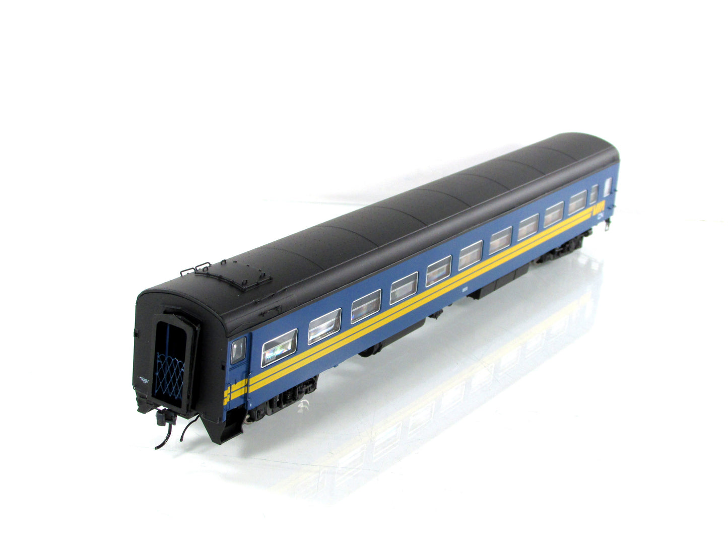HO Scale *VIA RAIL CANADA* Passenger Coach #5525 - Rapido 100245, Lighted *RARE