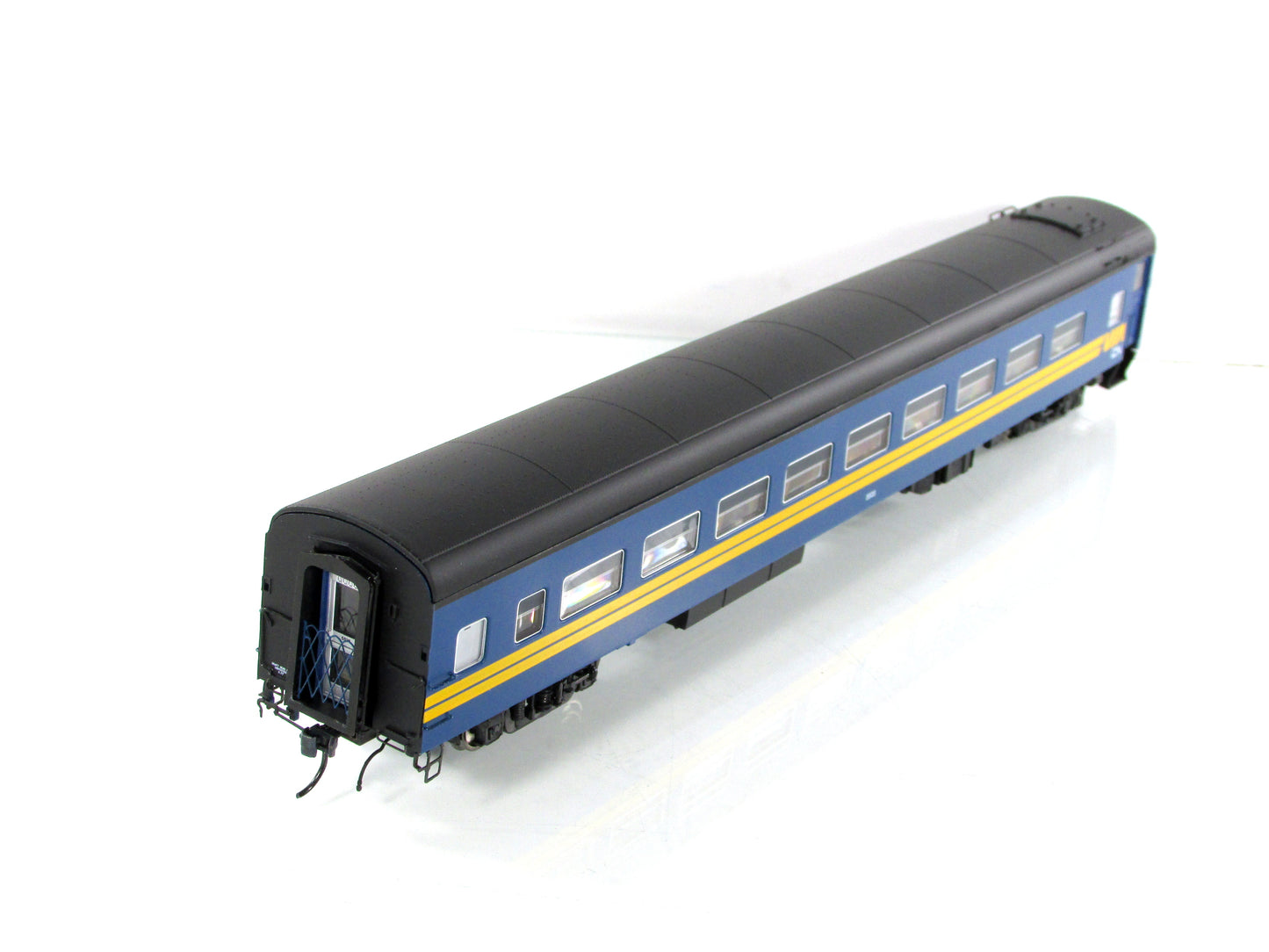 HO Scale *VIA RAIL CANADA* Passenger Coach #5525 - Rapido 100245, Lighted *RARE