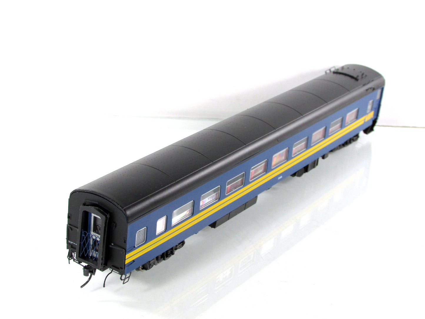 HO Scale *VIA RAIL CANADA* Passenger Coach #5468 - Rapido 100270, Lighted *RARE