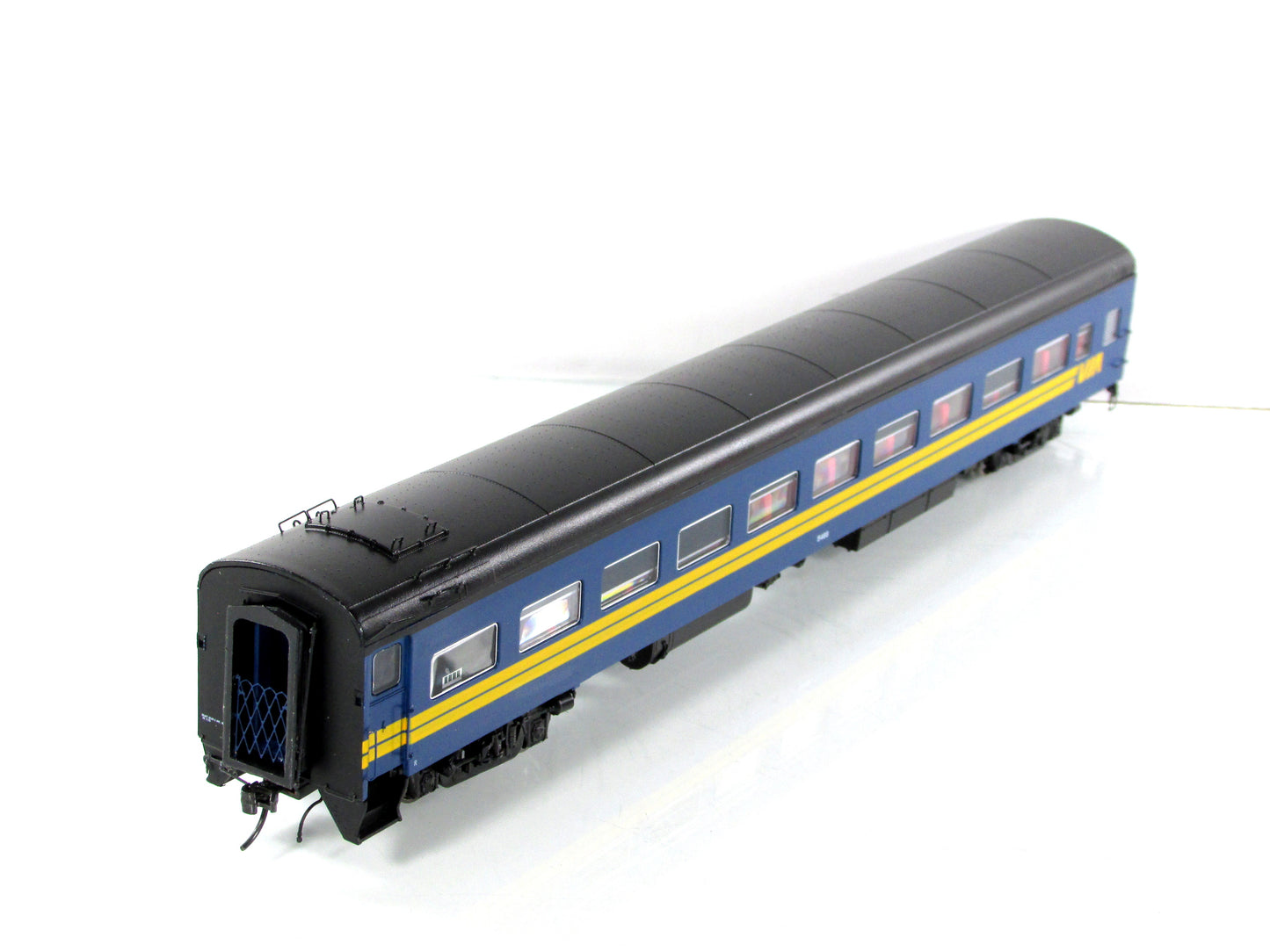 HO Scale *VIA RAIL CANADA* Passenger Coach #5468 - Rapido 100270, Lighted *RARE