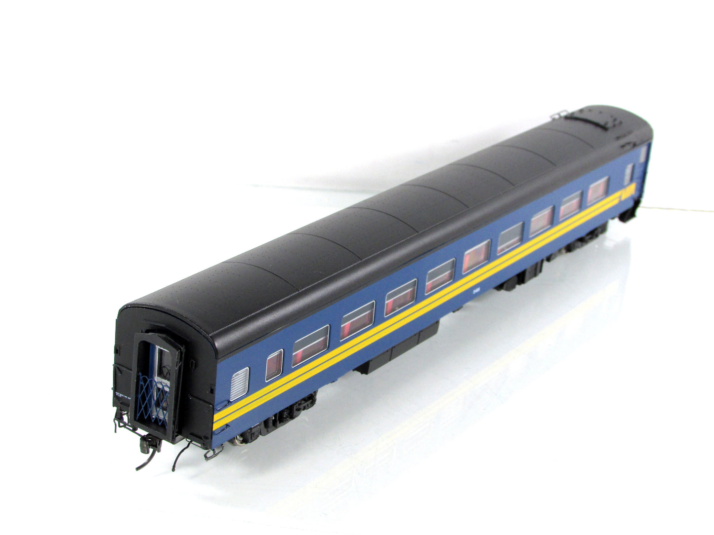 HO Scale *VIA RAIL CANADA* Passenger Coach #5486 - Rapido 100271, Lighted *RARE