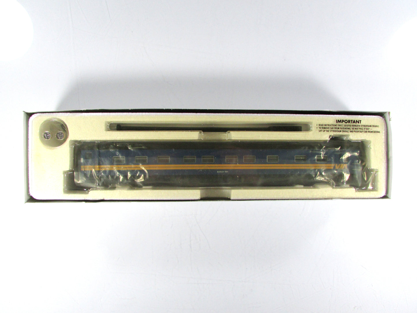 HO Scale *VIA RAIL CANADA* *BUCKLEY BAY* Sleeper #2022 - Rapido 104001, Lighted