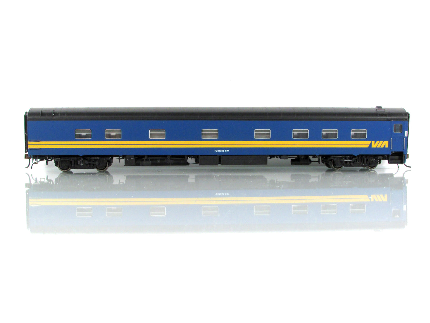 HO Scale *VIA RAIL CANADA* *FORTUNE BAY* Sleeper #2027 - Rapido 104006, Lighted