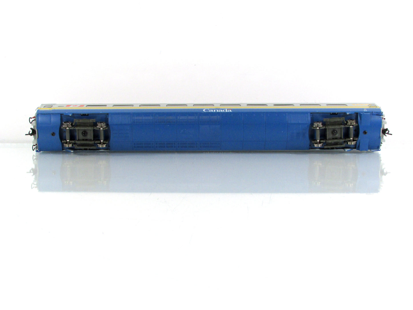HO Scale ***VIA RAIL CANADA*** LRC Club Coach #3354 ---- Rapido 108024, Lighted