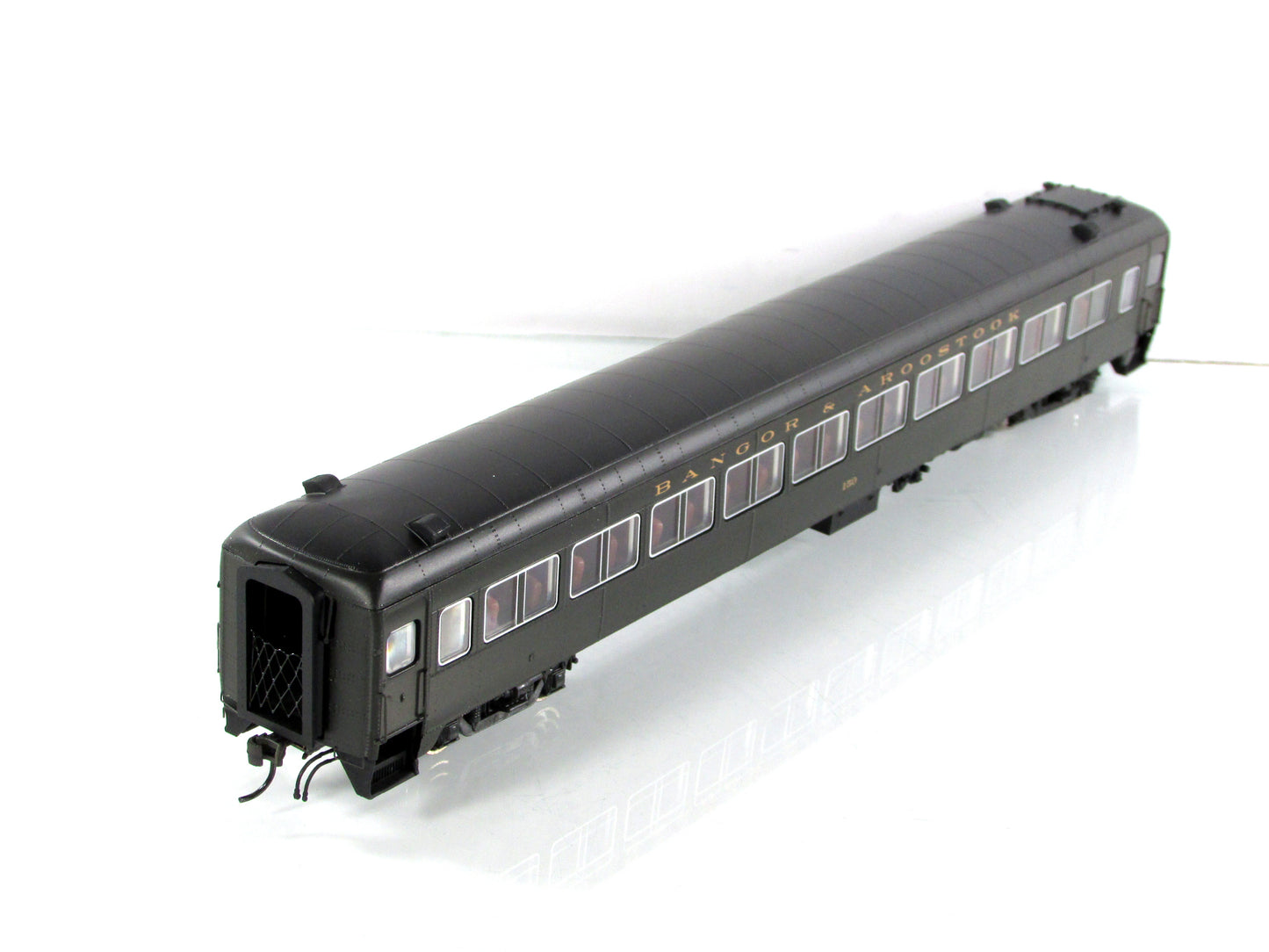HO Scale *BANGOR AROOSTOOK* Osgood Bradley Coach #150 - Rapido 109056, Lighted