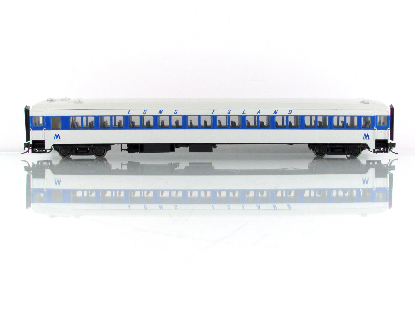HO Scale ***LONG ISLAND MTA*** Osgood Bradley Coach ---- Rapido 109071, Lighted
