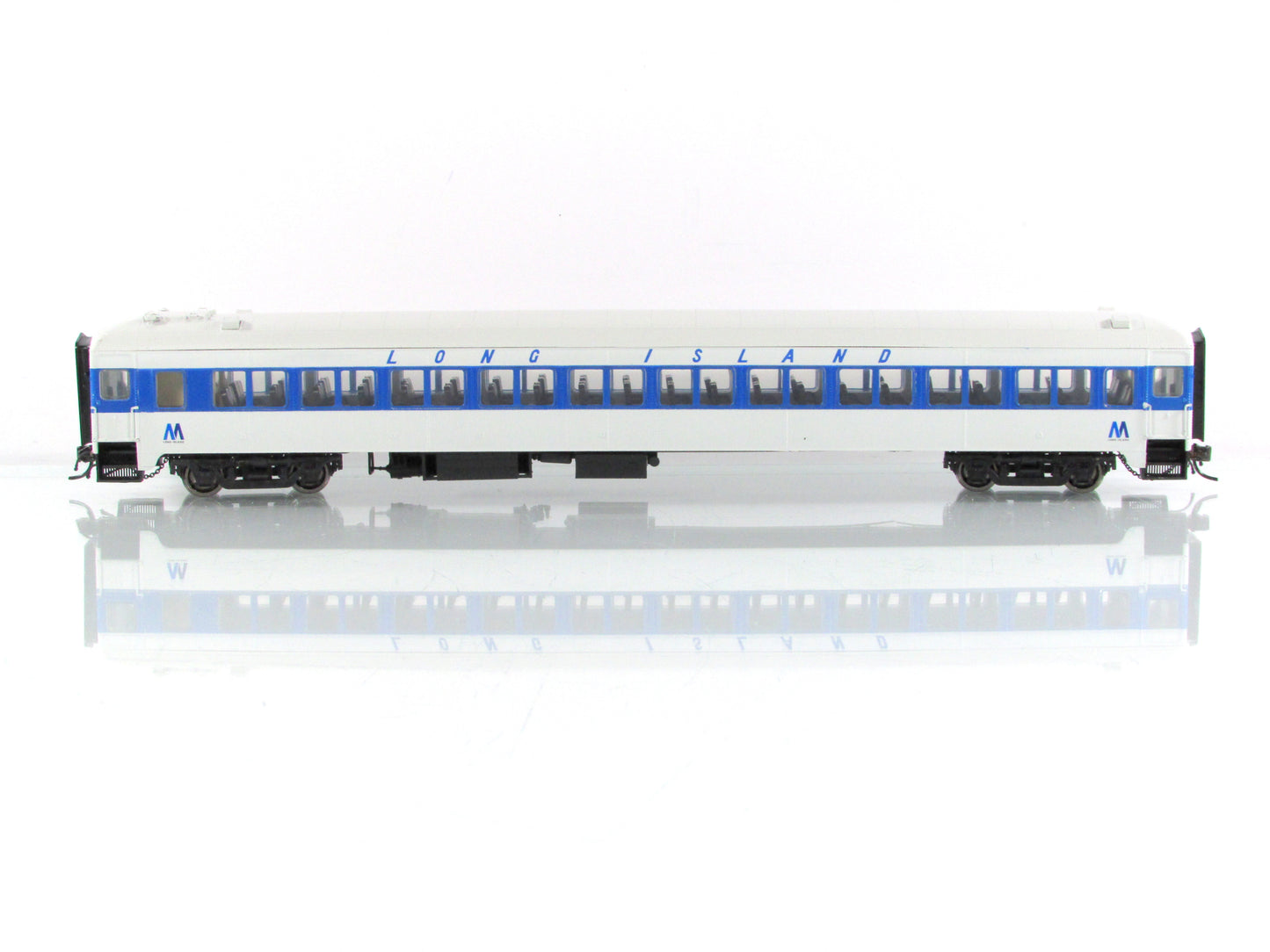 HO Scale ***LONG ISLAND MTA*** Osgood Bradley Coach ---- Rapido 109071, Lighted