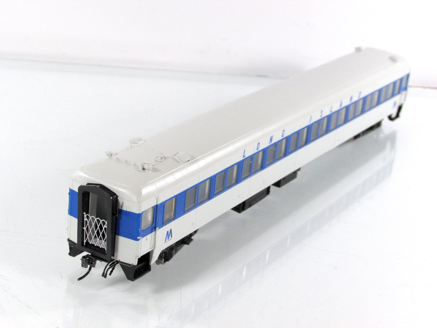 HO Scale ***LONG ISLAND MTA*** Osgood Bradley Coach ---- Rapido 109071, Lighted