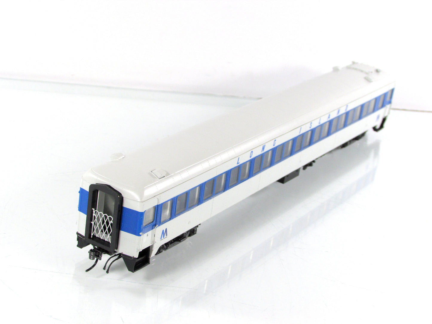 HO Scale ***LONG ISLAND MTA*** Osgood Bradley Coach ---- Rapido 109071, Lighted