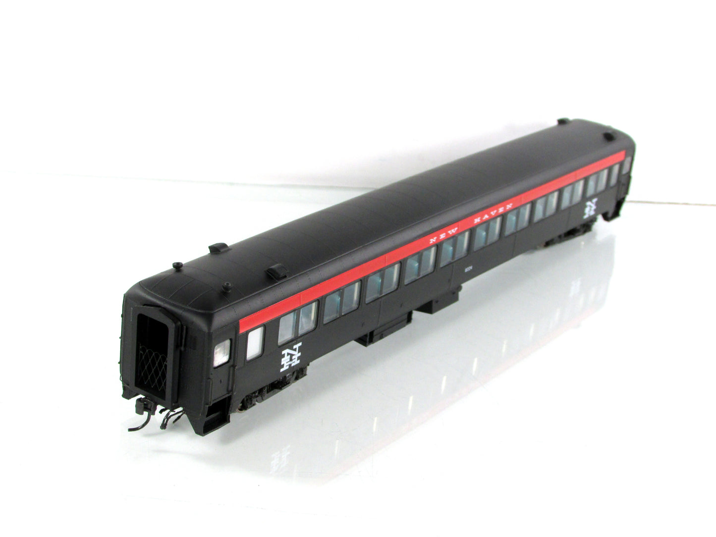 HO Scale ***NEW HAVEN*** Osgood Bradley Coach #8224 ---- Rapido 109033, Lighted