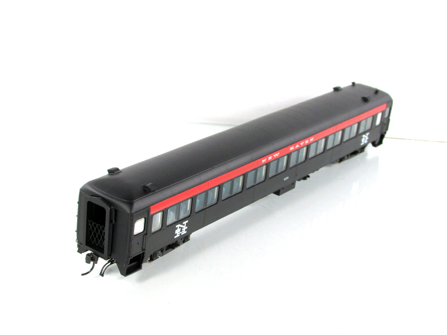 HO Scale ***NEW HAVEN*** Osgood Bradley Coach #8224 ---- Rapido 109033, Lighted