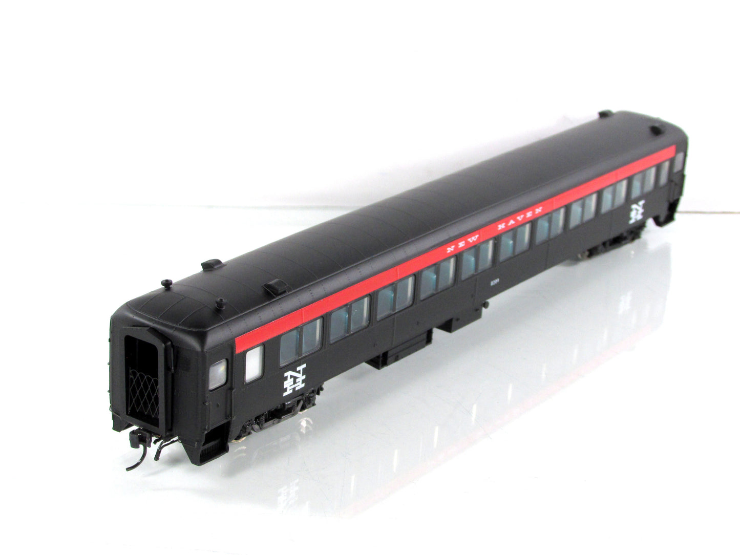 HO Scale ***NEW HAVEN*** Osgood Bradley Coach #8209 ---- Rapido 109031, Lighted
