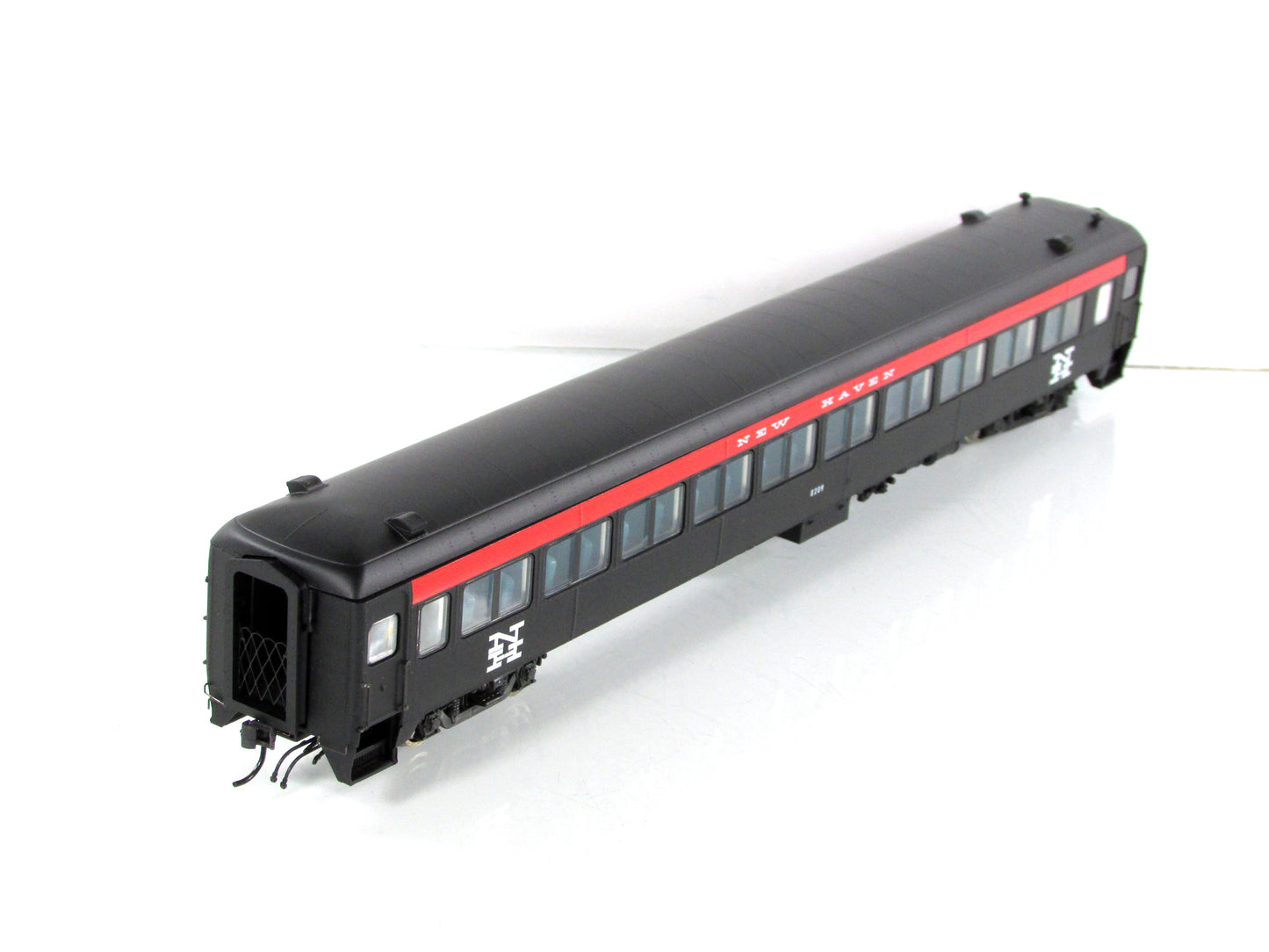 HO Scale ***NEW HAVEN*** Osgood Bradley Coach #8209 ---- Rapido 109031, Lighted