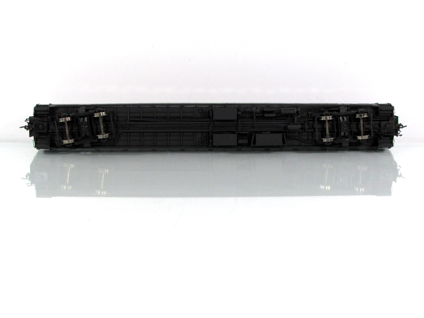 HO Scale ***NEW HAVEN*** Osgood Bradley Coach #8209 ---- Rapido 109031, Lighted