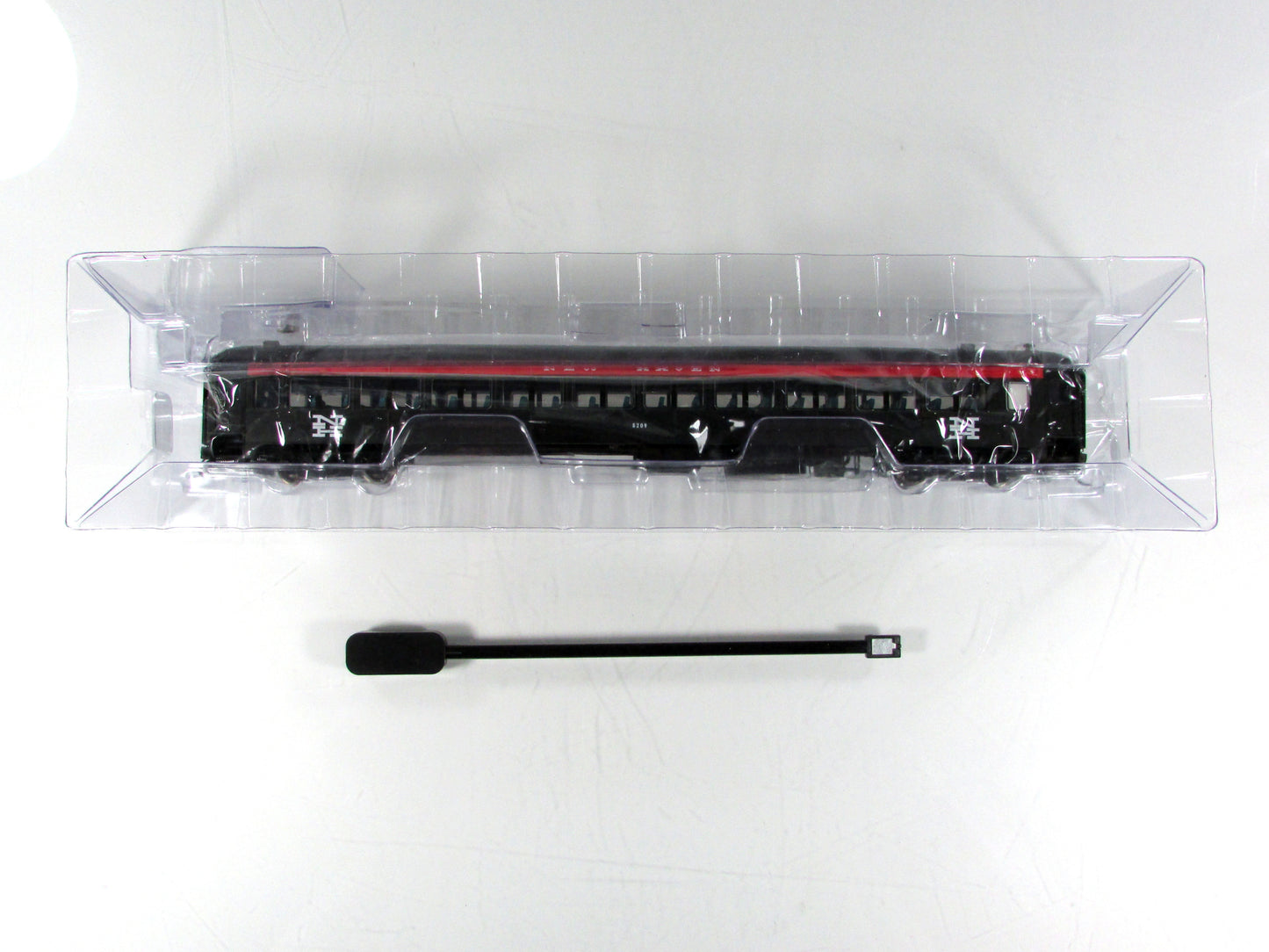 HO Scale ***NEW HAVEN*** Osgood Bradley Coach #8209 ---- Rapido 109031, Lighted