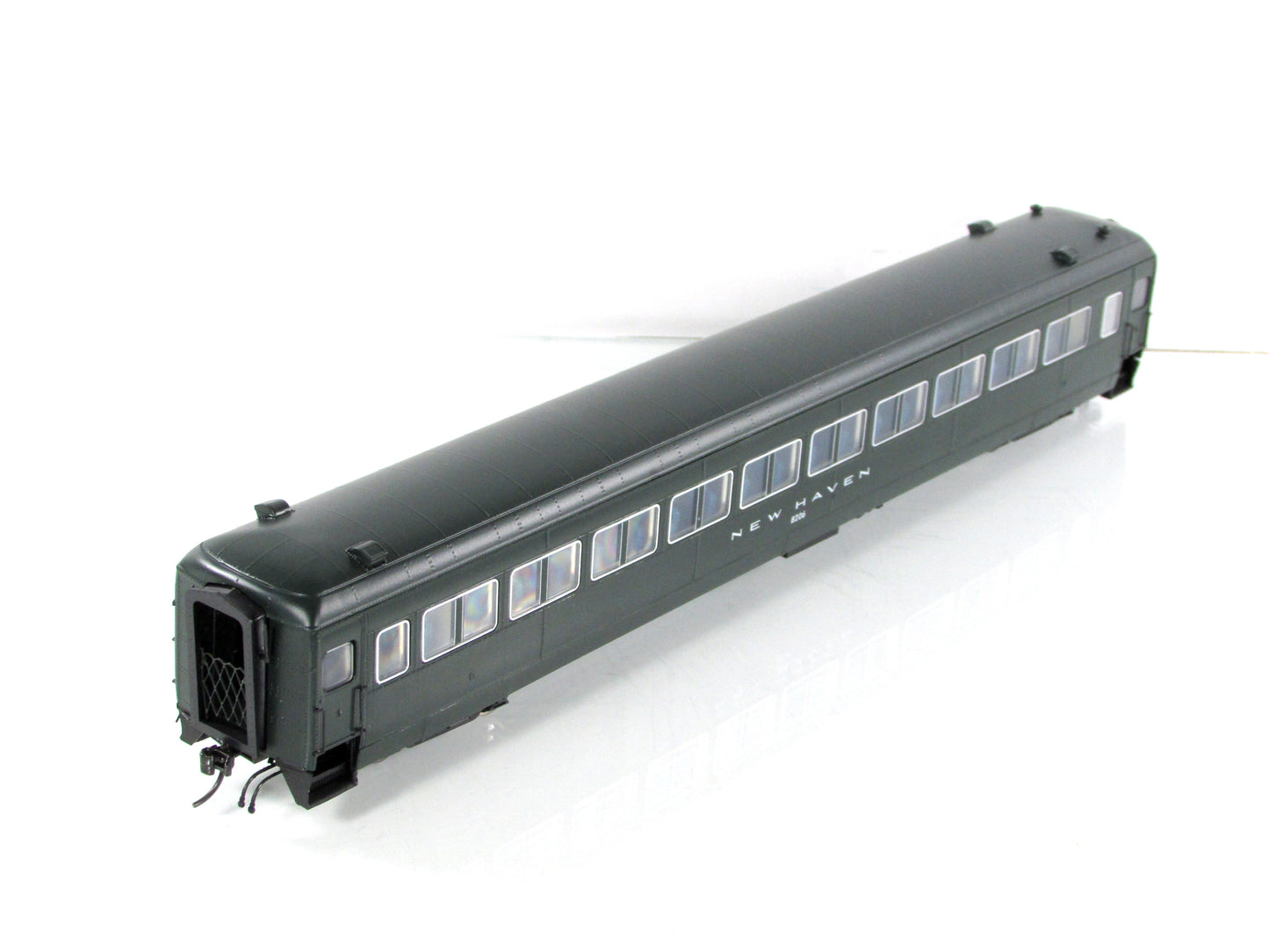 HO Scale ***NEW HAVEN*** Osgood Bradley Coach #8206 ---- Rapido 109117, Lighted