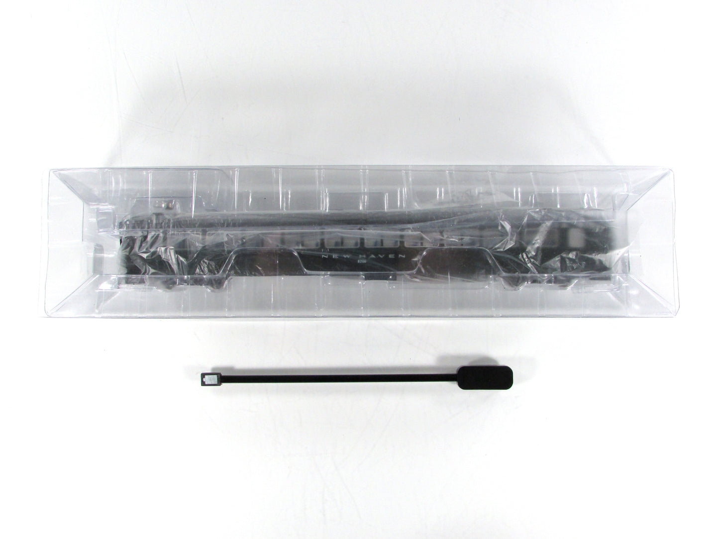 HO Scale ***NEW HAVEN*** Osgood Bradley Coach #8206 ---- Rapido 109117, Lighted