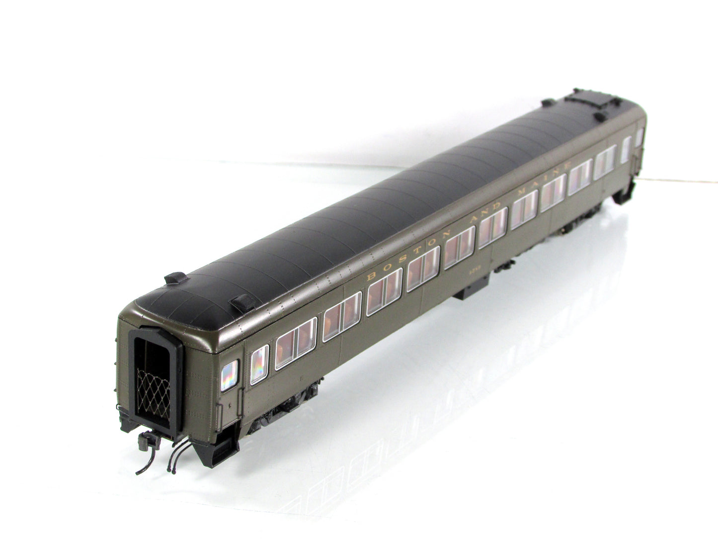 HO Scale ***BOSTON MAINE*** Osgood Bradley Coach #4589 - Rapido 109043, Lighted