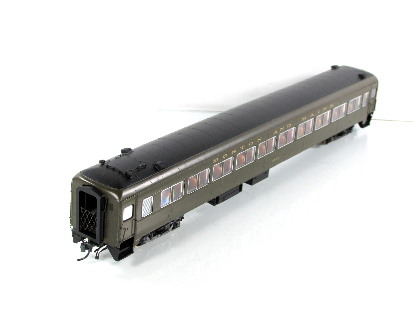 HO Scale ***BOSTON MAINE*** Osgood Bradley Coach #4589 - Rapido 109043, Lighted