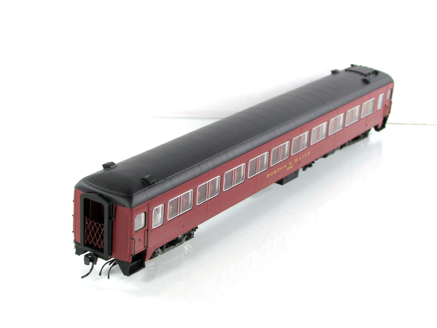 HO Scale ***BOSTON MAINE*** Osgood Bradley Coach #4584 - Rapido 109049, Lighted
