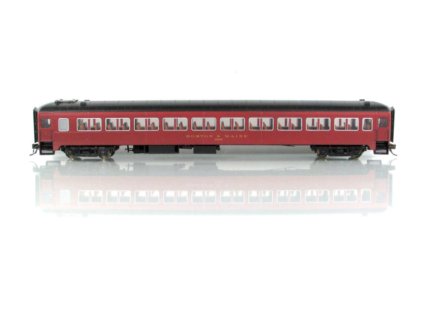 HO Scale ***BOSTON MAINE*** Osgood Bradley Coach #4694 - Rapido 109137, Lighted