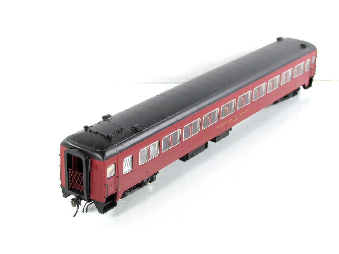 HO Scale ***BOSTON MAINE*** Osgood Bradley Coach #4694 - Rapido 109137, Lighted