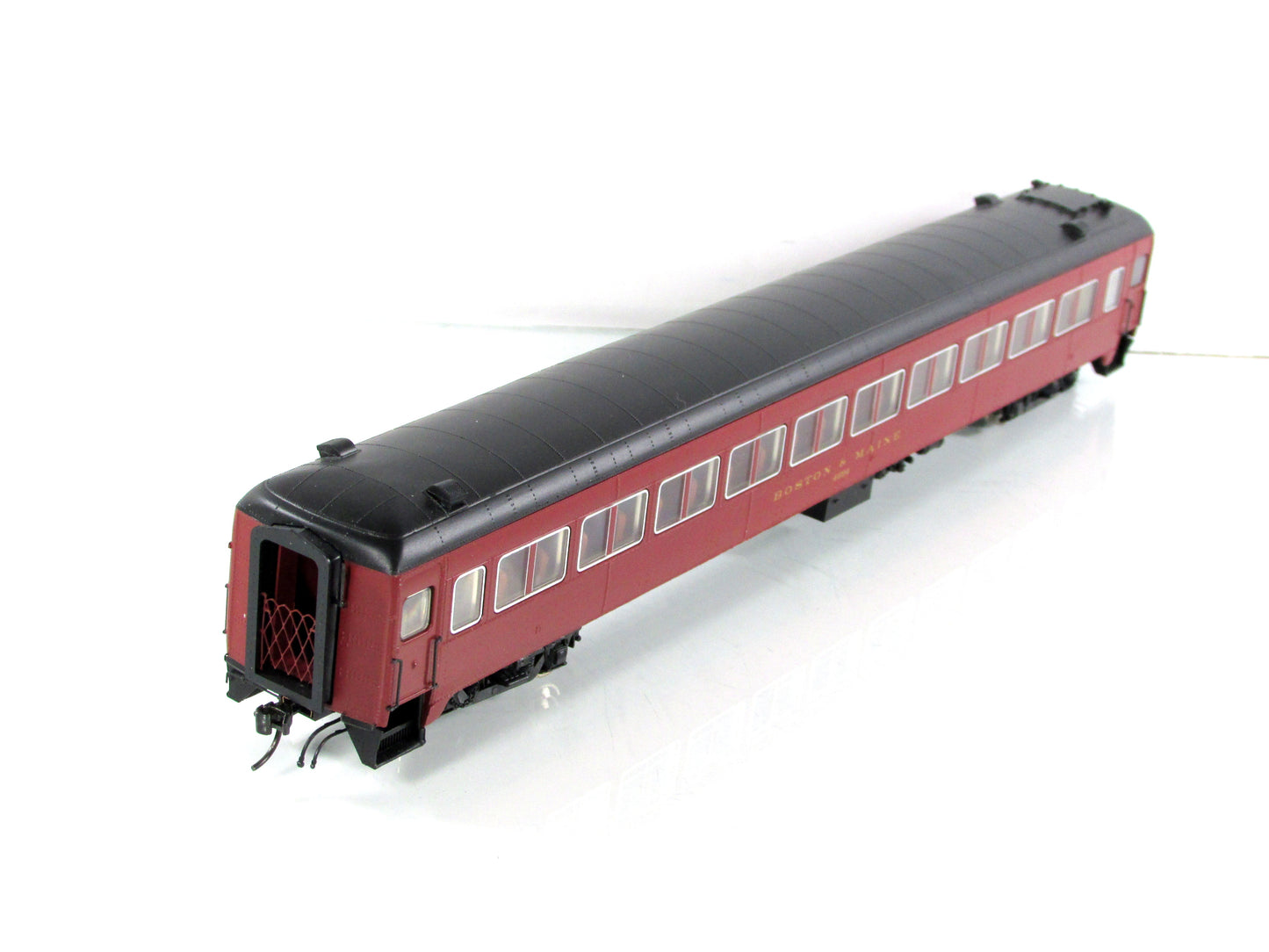 HO Scale ***BOSTON MAINE*** Osgood Bradley Coach #4694 - Rapido 109137, Lighted