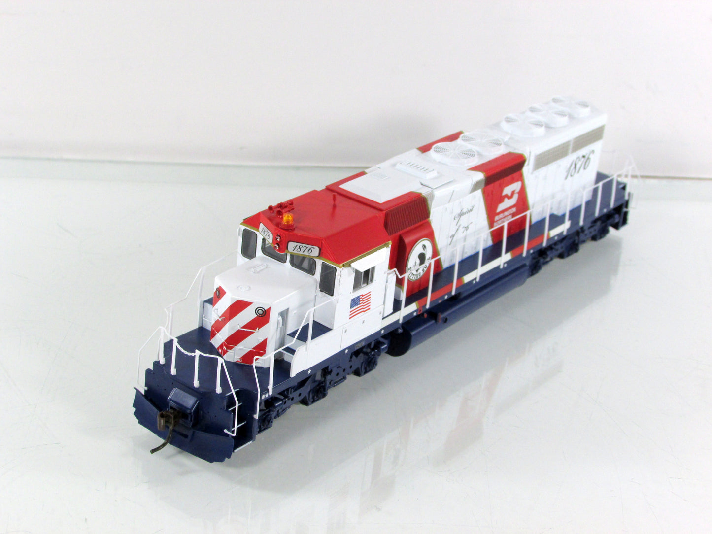 HO Scale **BICENTENNIAL Spirit '76** SD40-2, BN 1876 - Athearn 95227, DCC Ready