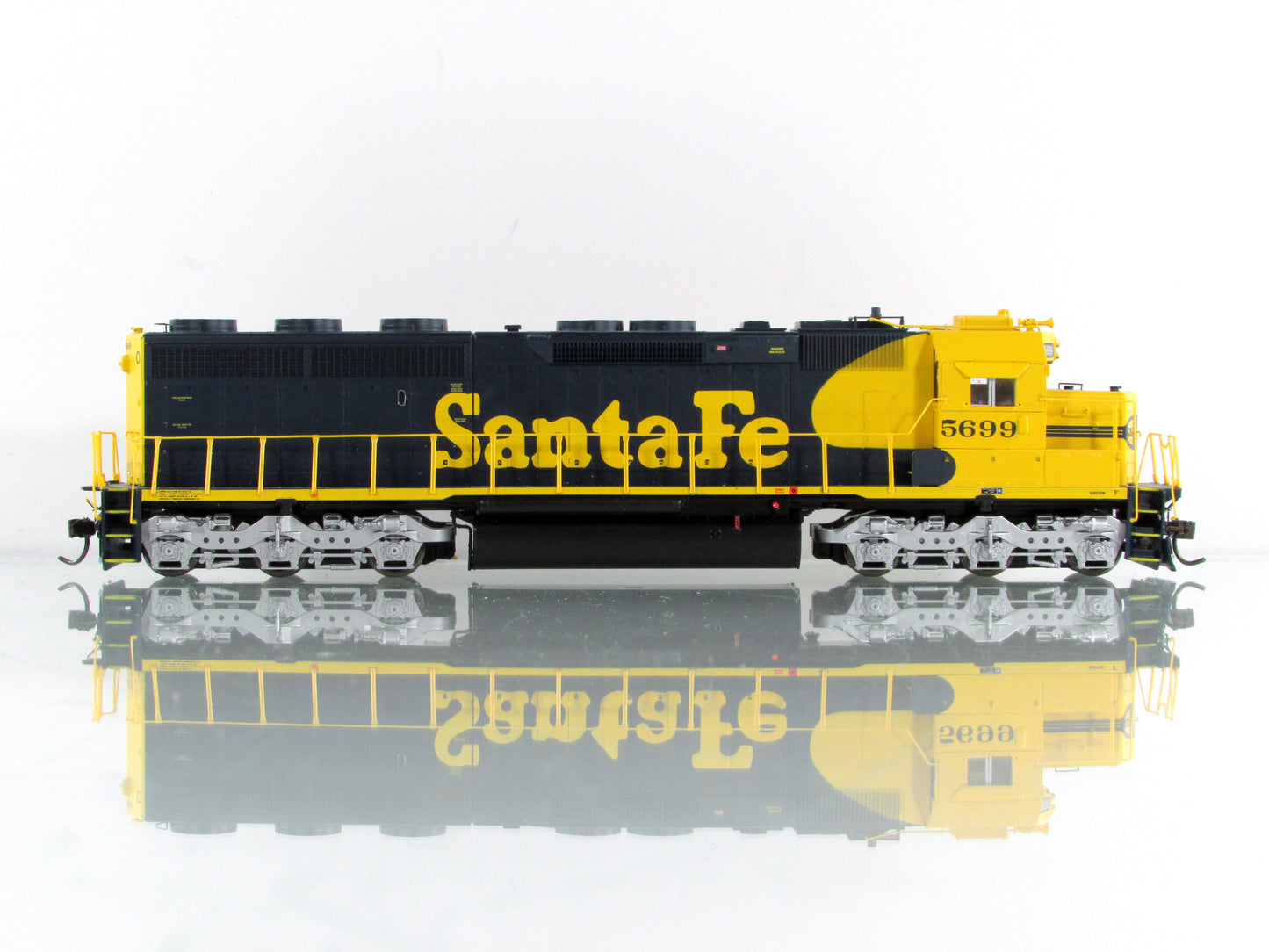 HO Scale ***SANTA FE*** SD45-2 Diesel Locomotive #5699 -- Athearn G67068 w/ DCC