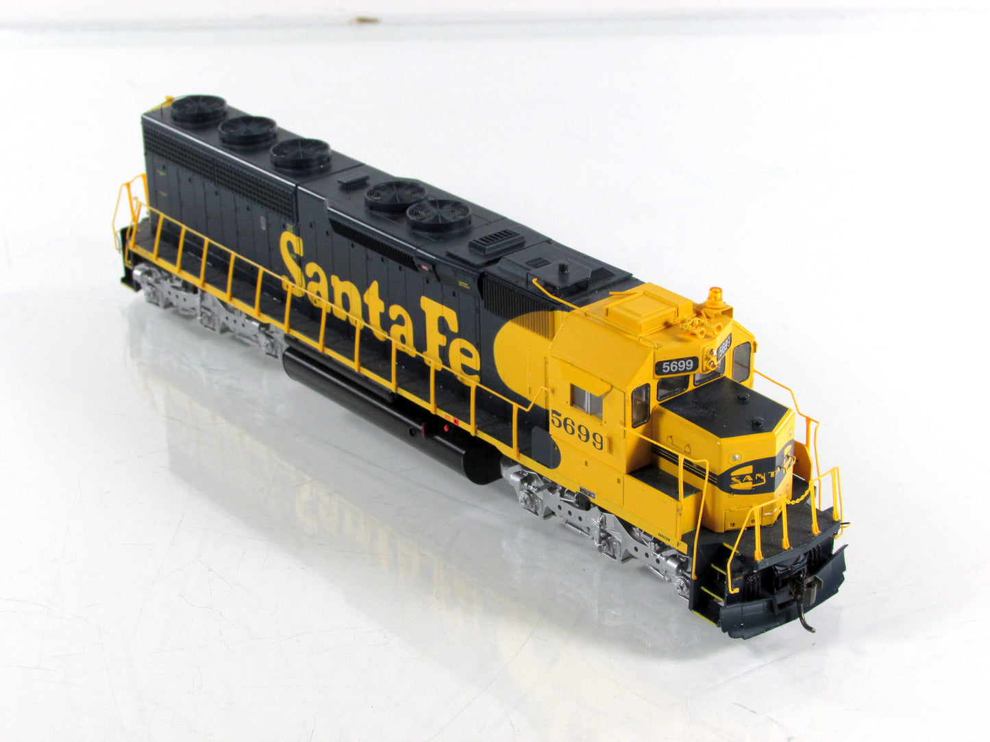 HO Scale ***SANTA FE*** SD45-2 Diesel Locomotive #5699 -- Athearn G67068 w/ DCC