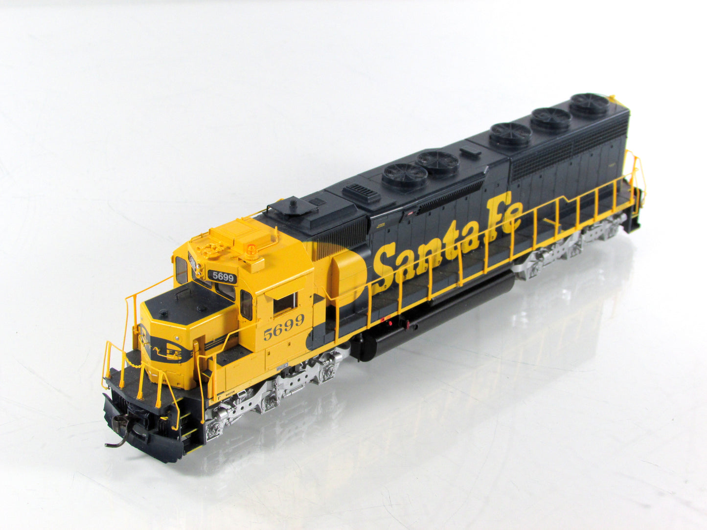 HO Scale ***SANTA FE*** SD45-2 Diesel Locomotive #5699 -- Athearn G67068 w/ DCC