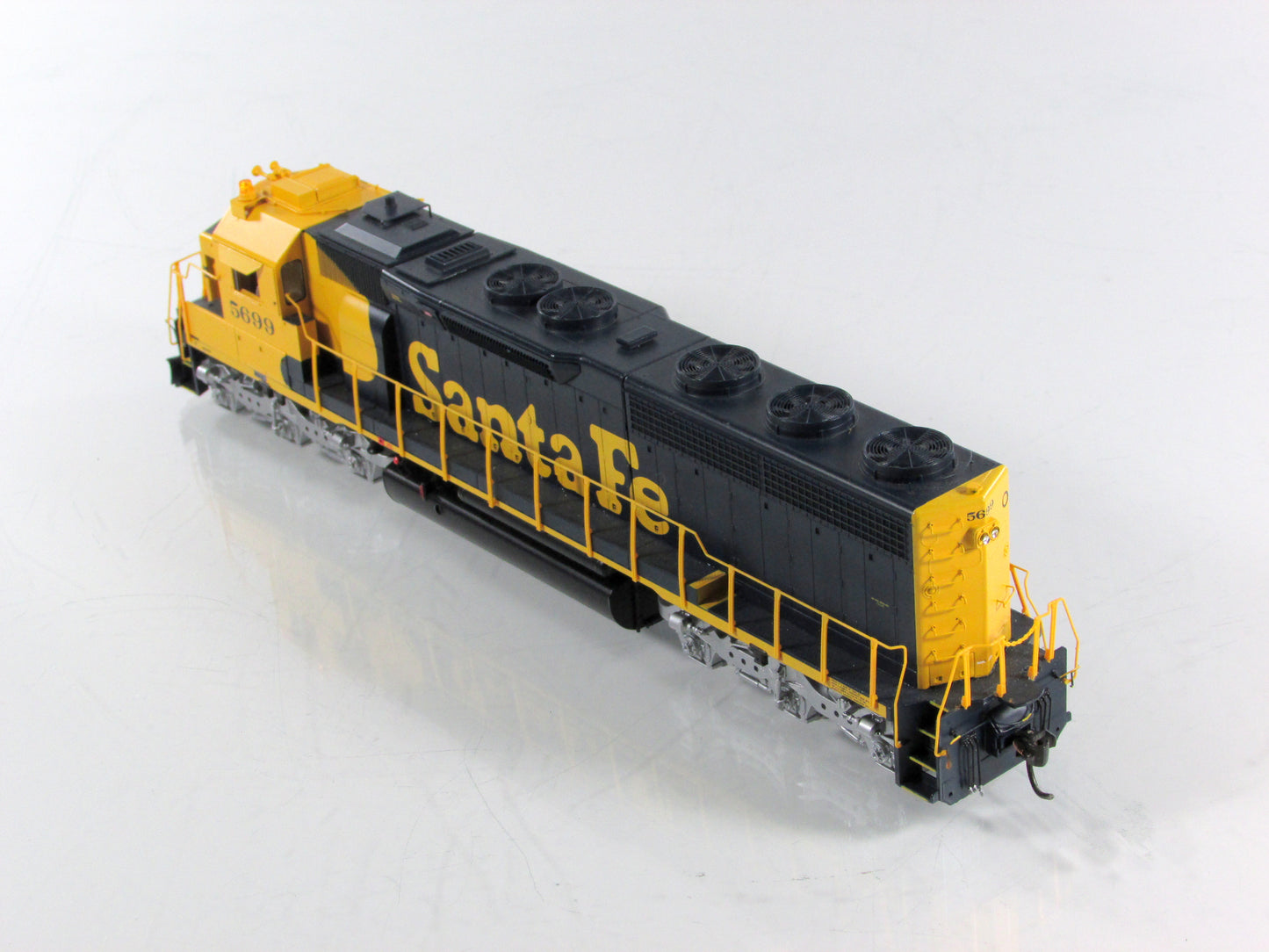 HO Scale ***SANTA FE*** SD45-2 Diesel Locomotive #5699 -- Athearn G67068 w/ DCC
