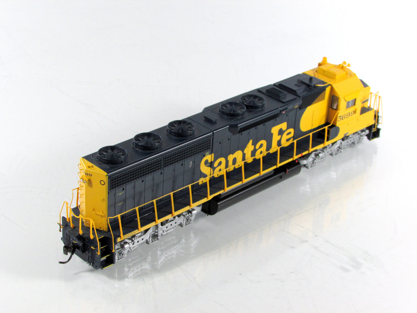 HO Scale ***SANTA FE*** SD45-2 Diesel Locomotive #5699 -- Athearn G67068 w/ DCC