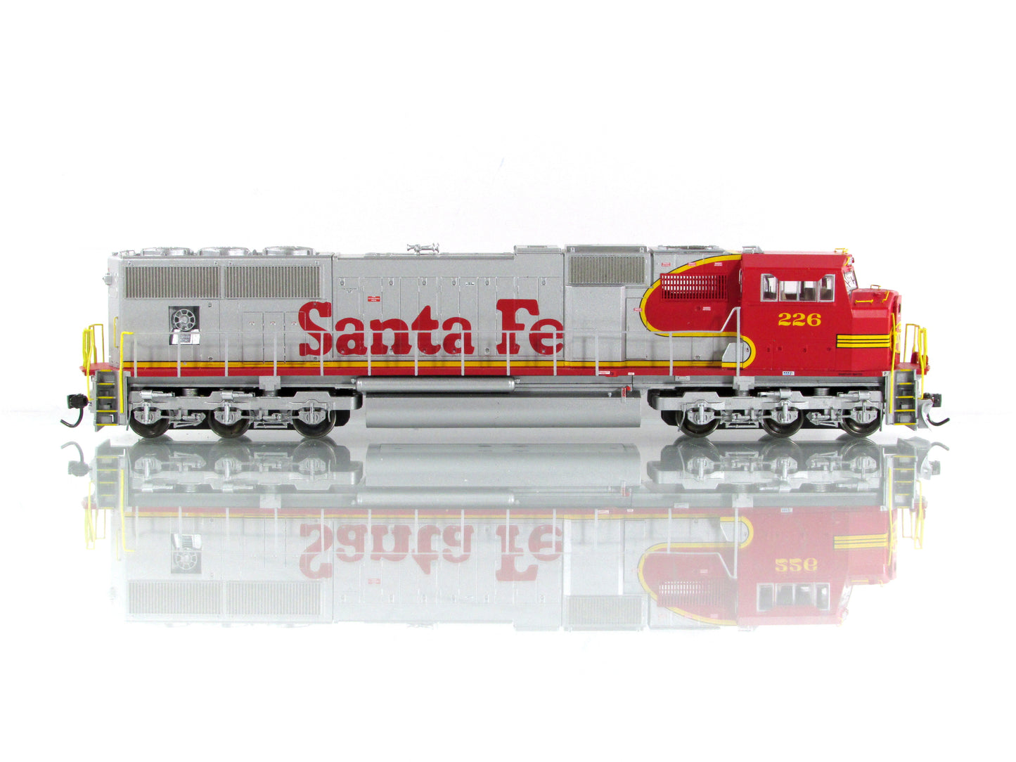 HO Scale ***SANTA FE*** SD75M Diesel Locomotive #226 ---- Athearn G62207 w/ DCC