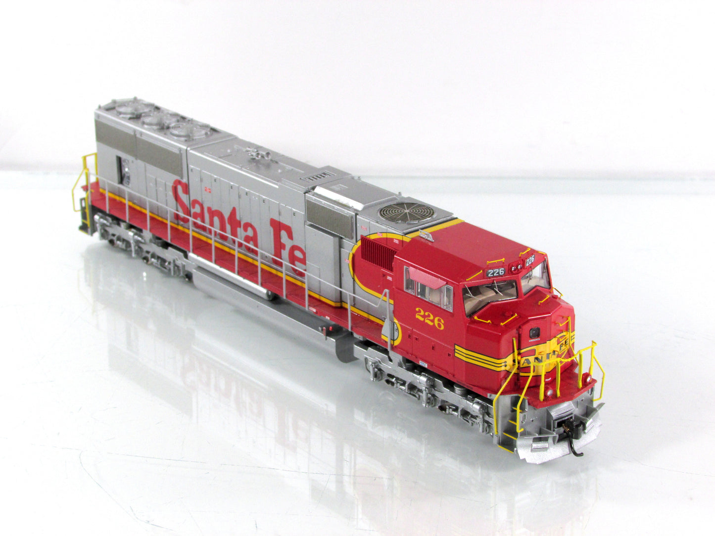HO Scale ***SANTA FE*** SD75M Diesel Locomotive #226 ---- Athearn G62207 w/ DCC