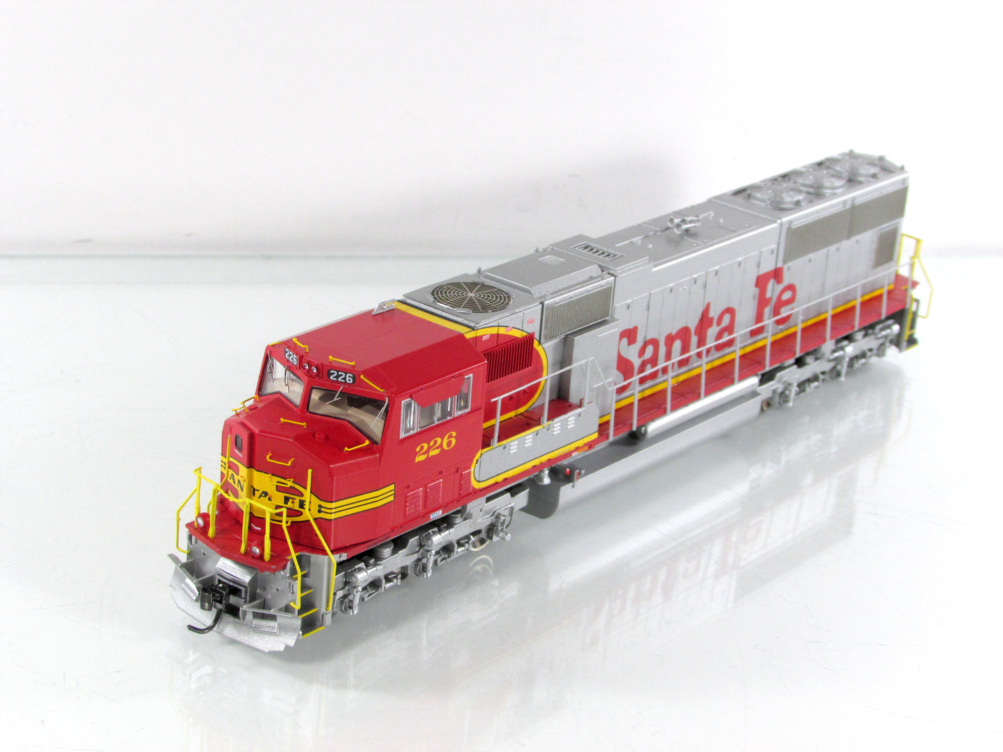 HO Scale ***SANTA FE*** SD75M Diesel Locomotive #226 ---- Athearn G62207 w/ DCC