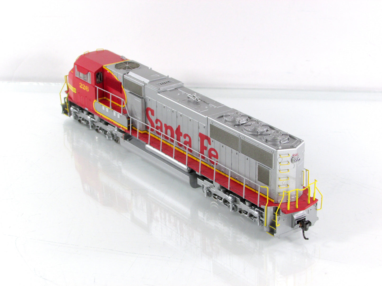 HO Scale ***SANTA FE*** SD75M Diesel Locomotive #226 ---- Athearn G62207 w/ DCC