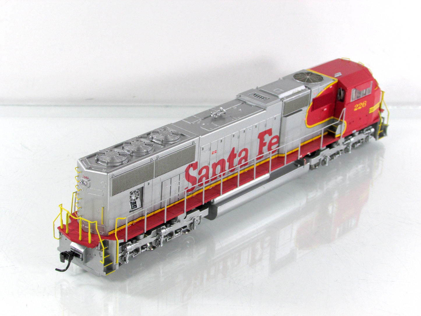 HO Scale ***SANTA FE*** SD75M Diesel Locomotive #226 ---- Athearn G62207 w/ DCC