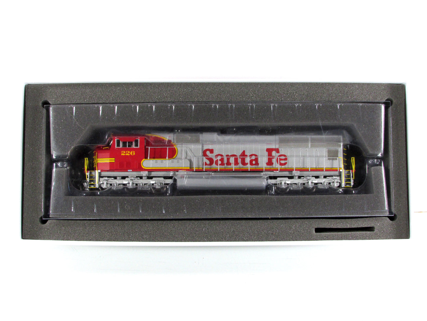 HO Scale ***SANTA FE*** SD75M Diesel Locomotive #226 ---- Athearn G62207 w/ DCC
