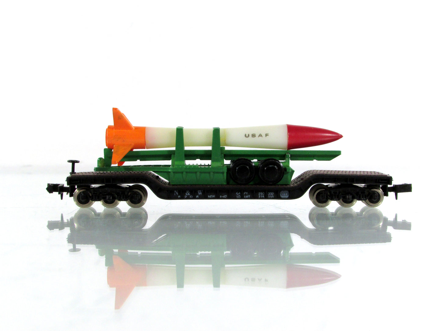 N Scale **US AIR FORCE** Missile Load on Heavyweight Flat, N&W - Bachmann 5319