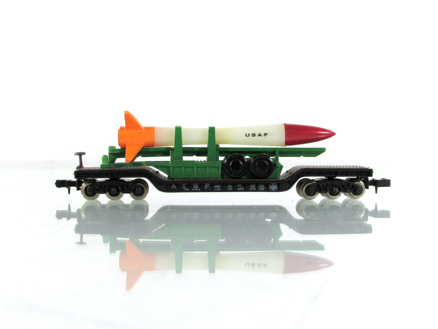 N Scale **US AIR FORCE** Missile Load on Heavyweight Flat, ATSF - Bachmann 5506