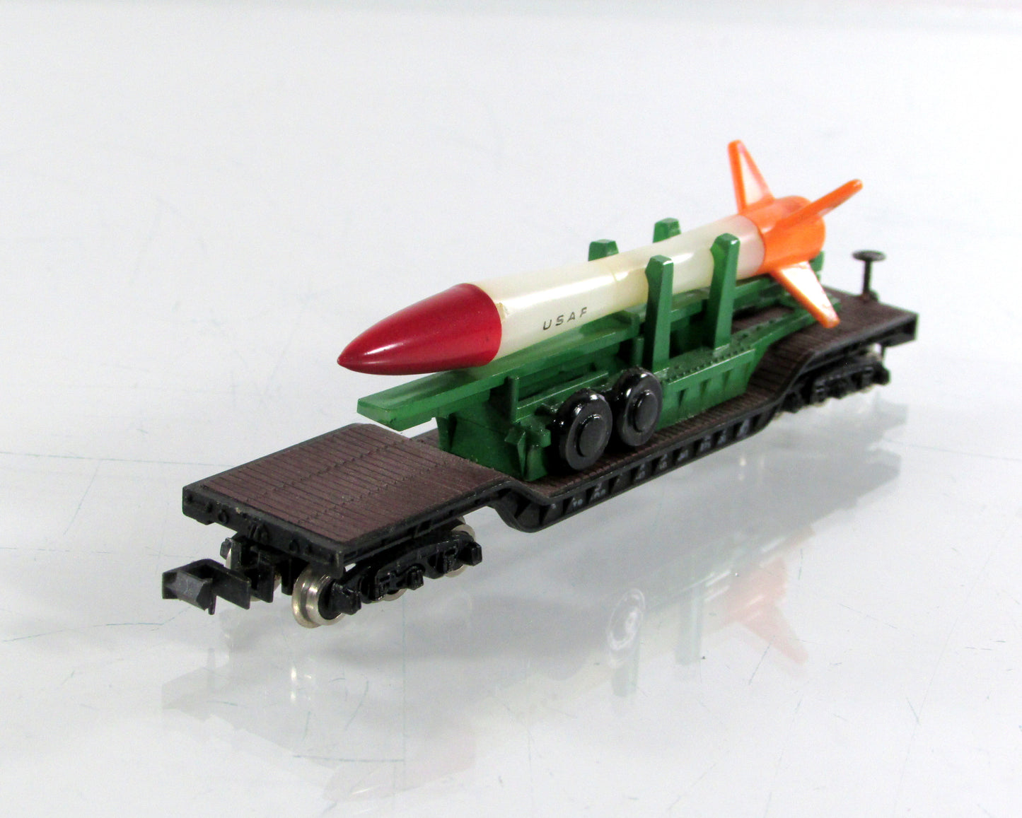 N Scale **US AIR FORCE** Missile Load on Heavyweight Flat, ATSF - Bachmann 5506
