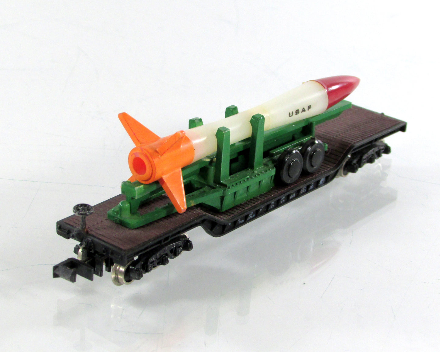 N Scale **US AIR FORCE** Missile Load on Heavyweight Flat, ATSF - Bachmann 5506