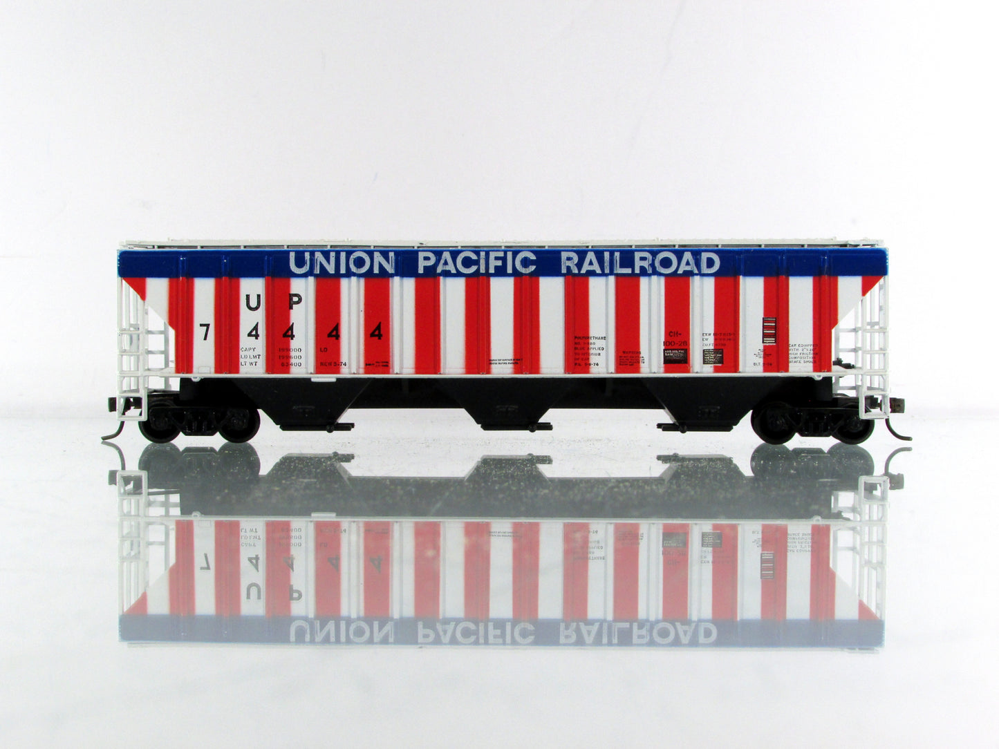 HO Scale **UNION PACIFIC - RED,WHITE,BLUE** Covered Hopper #74444 -Athearn 5513