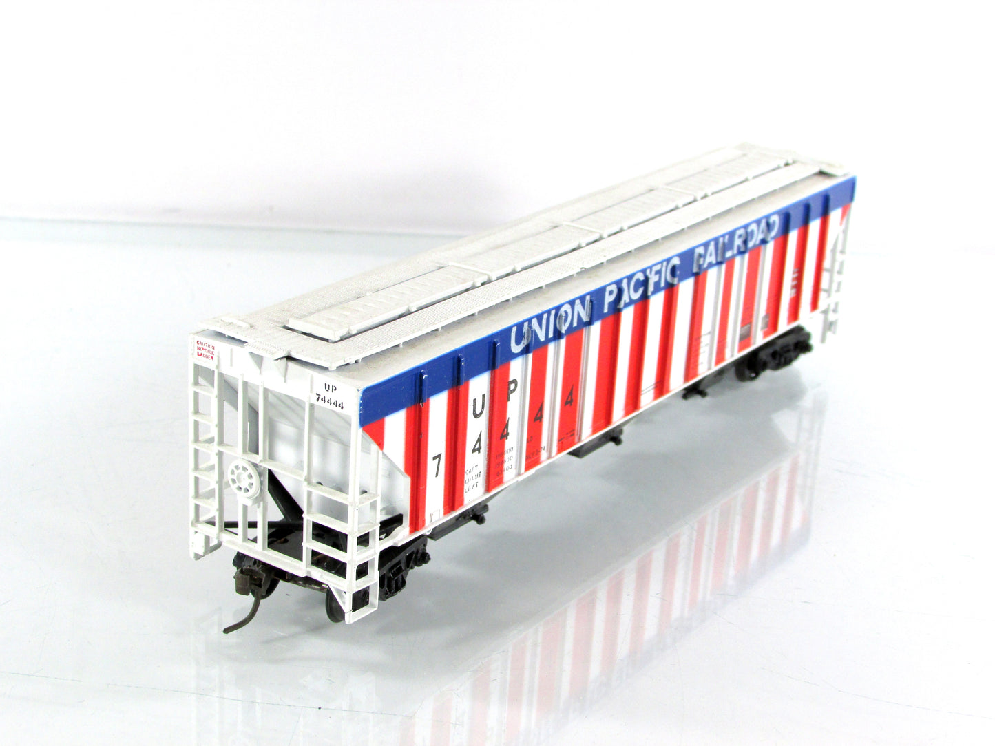HO Scale **UNION PACIFIC - RED,WHITE,BLUE** Covered Hopper #74444 -Athearn 5513